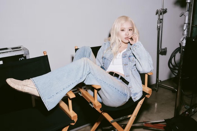 Sejumlah penggemar telah menduga adanya kerja sama antara Rose dan Levi’s. Awal tahun ini, Rose sempat tampil di konser BLACKPINK memakai beberapa ensemble yang dibuat khusus. Foto: dok. Levis