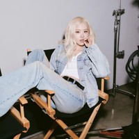 Sejumlah penggemar telah menduga adanya kerja sama antara Rose dan Levi’s. Awal tahun ini, Rose sempat tampil di konser BLACKPINK memakai beberapa ensemble yang dibuat khusus. Foto: dok. Levis