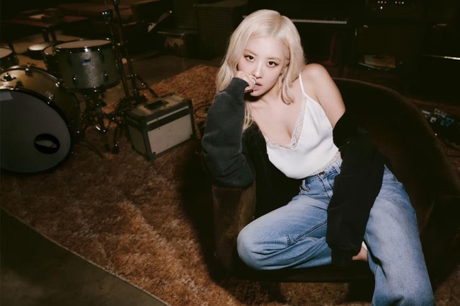 Rose bahkan menjadi idol KPop pertama yang ditampilkan iklannya di Super Bowl sebagai model merek pakaian yang identik dengan denim itu. Foto: dok. Levis