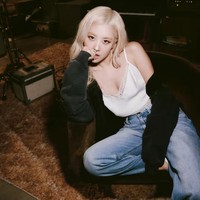 Rose bahkan menjadi idol KPop pertama yang ditampilkan iklannya di Super Bowl sebagai model merek pakaian yang identik dengan denim itu. Foto: dok. Levis