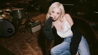Setelah Jisoo, Rose BLACKPINK Minta Maaf ke Fans Soal Hari Anniversary