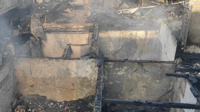 Ruko hingga rumah tinggal di Tambora, Jakarta Barat terbakar sejak dini hari tadi. Sejumlah petugas dan warga terluka akibat kebakaran. (dok Damkar Jakbar)