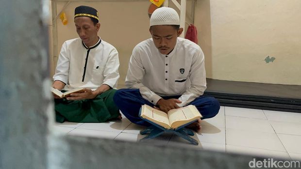 Sadat dan Reza (baju koko putih) mengaji di Masjid At Taubah Lapas Kelas IIA Jambi Sadat dan Reza (baju koko putih) mengaji di Masjid At Taubah Lapas Kelas IIA Jambi