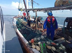 Nelayan Pakai Trawl Saat Melaut Diamankan di Pasuruan