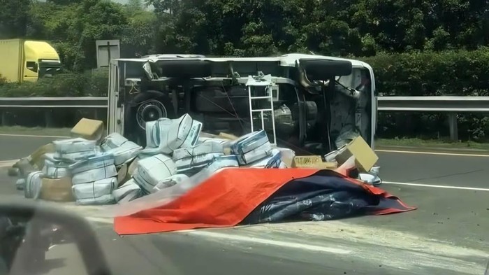Satu unit kendaraan pikap bernopol F 8854 GM pecah ban hingga terbalik di Km 34 Tol Jagorawi arah Bogor. (Dok istimewa).
