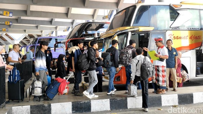 Sejumlah pemudik tujuan bersiap berangkat dari terminal Terminal Tipe A Mengwi, Badung, Bali, Jumat (13/3/2026). (Foto: Agus Eka/detikBali)