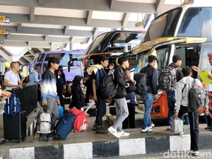 Pemudik Mulai Padati Terminal Mengwi, Penumpang Tembus 3.400 Orang per Hari