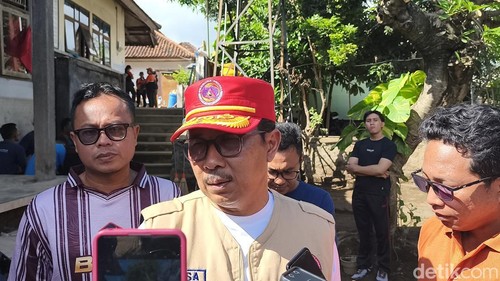 Sekda Buleleng ditemui di lokasi Banjir Bandang, Desa Banjar, Kecamatan Banjar, Buleleng Jumat (13/3/2026). (Made Wijaya)