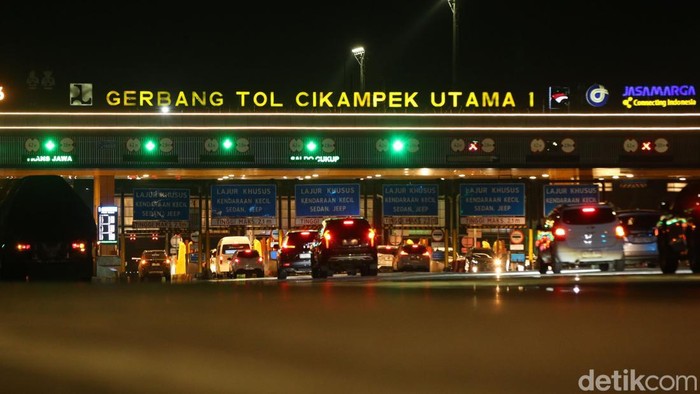 Arus lalu lintas di Jalan Tol Jakarta–Cikampek terpantau masih lancar meski memasuki sepekan menjelang Hari Raya Idul Fitri. Sejumlah kendaraan pemudik mulai terlihat melintas menuju arah Jawa Tengah, namun kepadatan lalu lintas belum terjadi secar