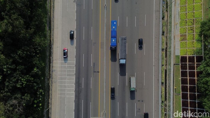 Arus lalu lintas di Jalan Tol Jakarta–Cikampek terpantau masih lancar meski memasuki sepekan menjelang Hari Raya Idul Fitri. Sejumlah kendaraan pemudik mulai terlihat melintas menuju arah Jawa Tengah, namun kepadatan lalu lintas belum terjadi secar