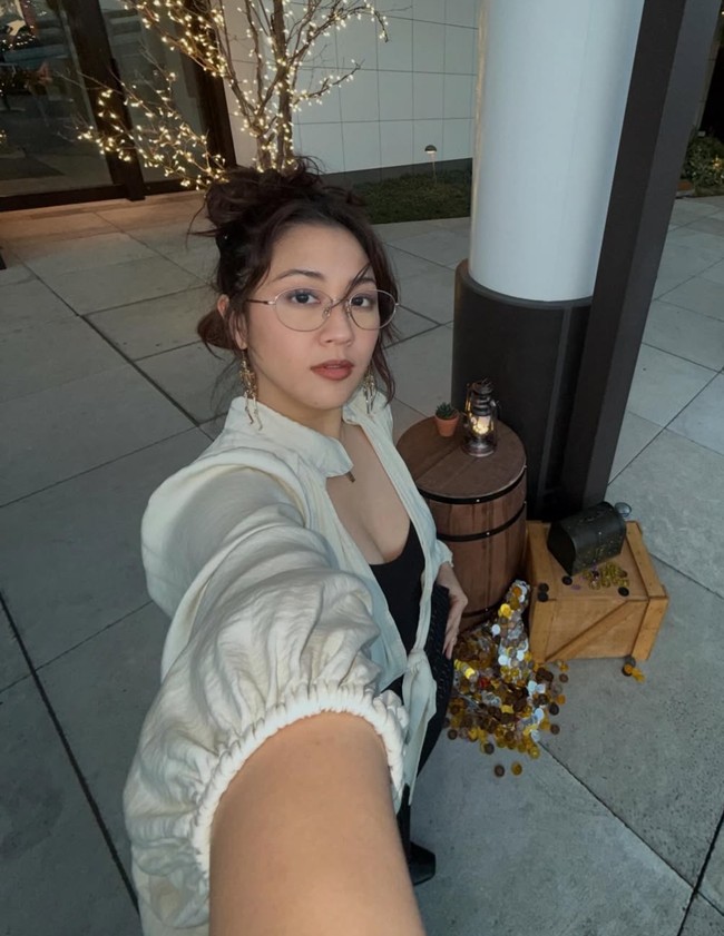 Penyanyi sekaligus aktris Sherina Munaf tampil cantik saat menghadiri acara promosi One Piece Live Action S2. Ia tampil dengan busana simpel warna hitam-putih. Foto: Instagram/@sherinamunaf