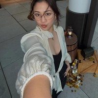 Sherina memilih blouse putih berbahan ringan dengan potongan lengan panjang yang sedikit mengembang. Modelnya terlihat santai namun tetap memberikan kesan feminin dan elegan. Foto: Instagram/@sherinamunaf