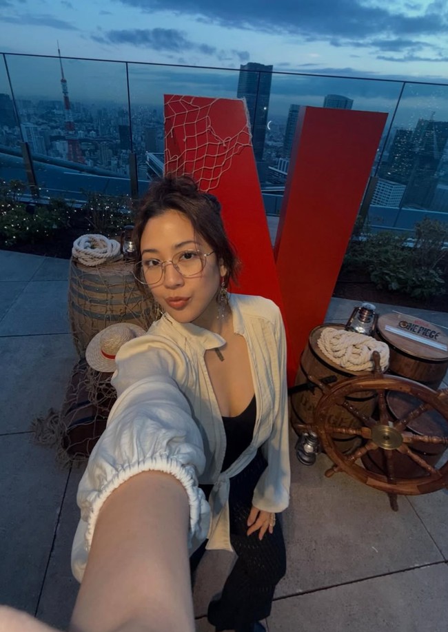 Di bagian dalam, Sherina memadukan blouse tersebut dengan inner hitam berpotongan rendah. Pilihan ini membuat tampilannya terlihat kontras namun tetap minimalis. Foto: Instagram/@sherinamunaf