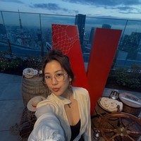 Di bagian dalam, Sherina memadukan blouse tersebut dengan inner hitam berpotongan rendah. Pilihan ini membuat tampilannya terlihat kontras namun tetap minimalis. Foto: Instagram/@sherinamunaf