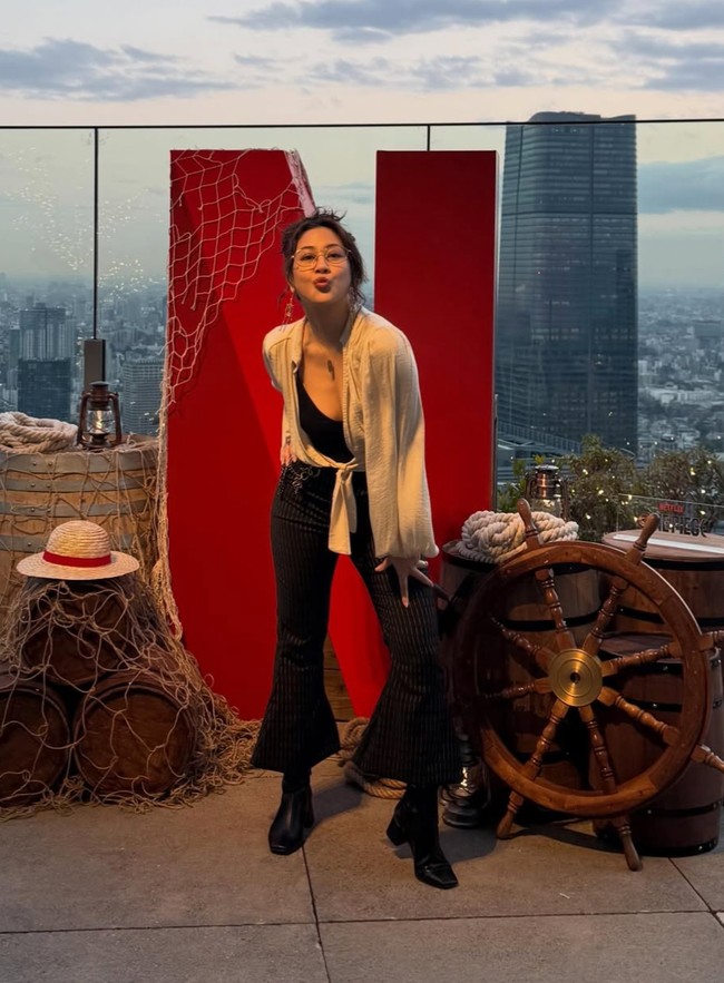 Detail blouse yang diikat di bagian depan memberikan sentuhan kasual sekaligus stylish. Gaya ini juga membuat siluet tubuh terlihat lebih ramping dan modern. Foto: Instagram/@sherinamunaf