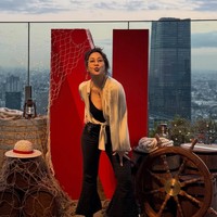 Detail blouse yang diikat di bagian depan memberikan sentuhan kasual sekaligus stylish. Gaya ini juga membuat siluet tubuh terlihat lebih ramping dan modern. Foto: Instagram/@sherinamunaf