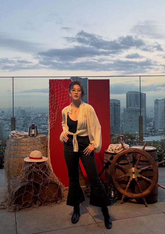 Untuk bawahan, Sherina memilih celana hitam dengan potongan slim fit. Celana ini membuat keseluruhan outfit terlihat rapi dan effortless tanpa terkesan berlebihan. Foto: Instagram/@sherinamunaf