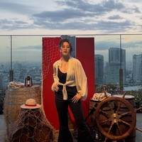 Untuk bawahan, Sherina memilih celana hitam dengan potongan slim fit. Celana ini membuat keseluruhan outfit terlihat rapi dan effortless tanpa terkesan berlebihan. Foto: Instagram/@sherinamunaf