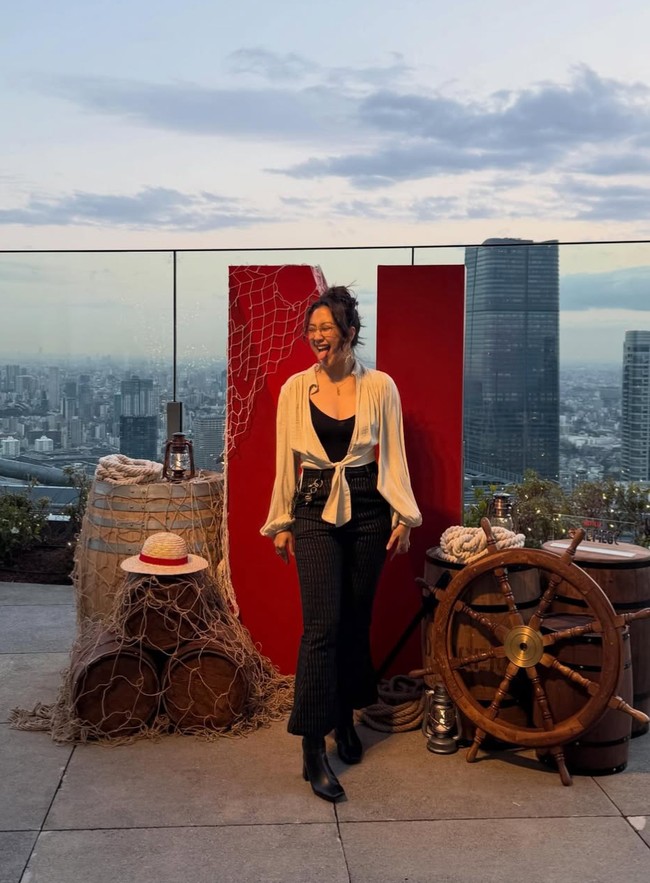 Sherina juga melengkapi penampilannya dengan ankle boots hitam. Sepatu ini memberi sentuhan edgy sekaligus membuat gayanya lebih fashionable. Foto: Instagram/@sherinamunaf