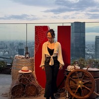 Sherina juga melengkapi penampilannya dengan ankle boots hitam. Sepatu ini memberi sentuhan edgy sekaligus membuat gayanya lebih fashionable. Foto: Instagram/@sherinamunaf