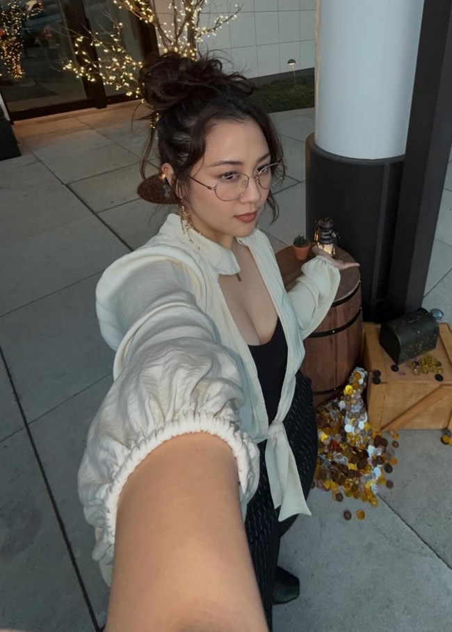 Melengkapi penampilan cantik effortlessnya, wanita 36 tahun itu tampak mengenakan riasan minimalis bernuansa pink soft yang natural dan kaca mata dengan frame tipis. Rambutnya juga hanya dibiarkan diikat ke belakang dengan sedikit berantakan. Foto: Instagram/@sherinamunaf