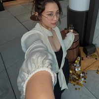 Melengkapi penampilan cantik effortlessnya, wanita 36 tahun itu tampak mengenakan riasan minimalis bernuansa pink soft yang natural dan kaca mata dengan frame tipis. Rambutnya juga hanya dibiarkan diikat ke belakang dengan sedikit berantakan. Foto: Instagram/@sherinamunaf