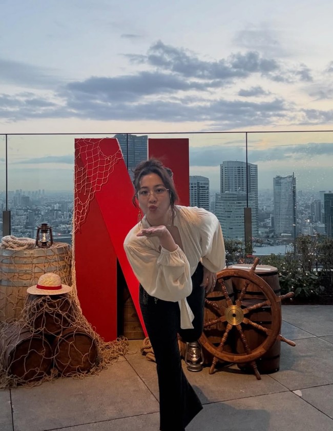 Meski tampil effortless, penampilan Sherina tetap banjir pujian. “uuuh so pretty,” tulis salah satu komentar. “cakep amatt sher,” tambah komentar lain. Foto: Instagram/@sherinamunaf