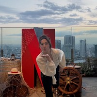 Meski tampil effortless, penampilan Sherina tetap banjir pujian. “uuuh so pretty,” tulis salah satu komentar. “cakep amatt sher,” tambah komentar lain. Foto: Instagram/@sherinamunaf