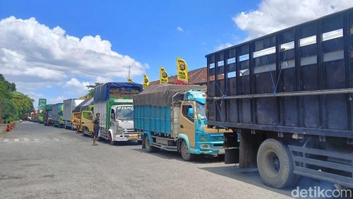 Situasi antrean kendaraan logistik yang terjadi di Jalan Denpasar-Gilimanuk, tepatnya di Kelurahan Gilimanuk, Kabupaten Jembrana, Bali, Jumat (13/3/2026).