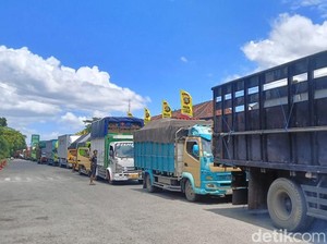 Arus Mudik Padat, Truk Logistik Mengular 5 Km hingga Hutan Cekik