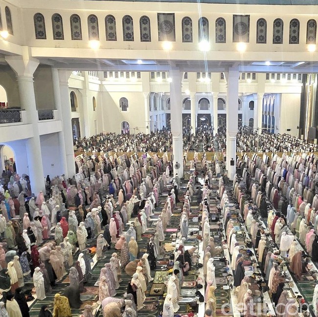 Puluhan Ribu Jemaah Ikuti Qiyamul Lail di Masjid Al Akbar Surabaya