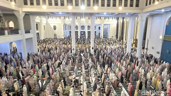 Suasana Qiyamul Lail malam ke-23 Ramadan di Masjid Al Akbar Surabaya