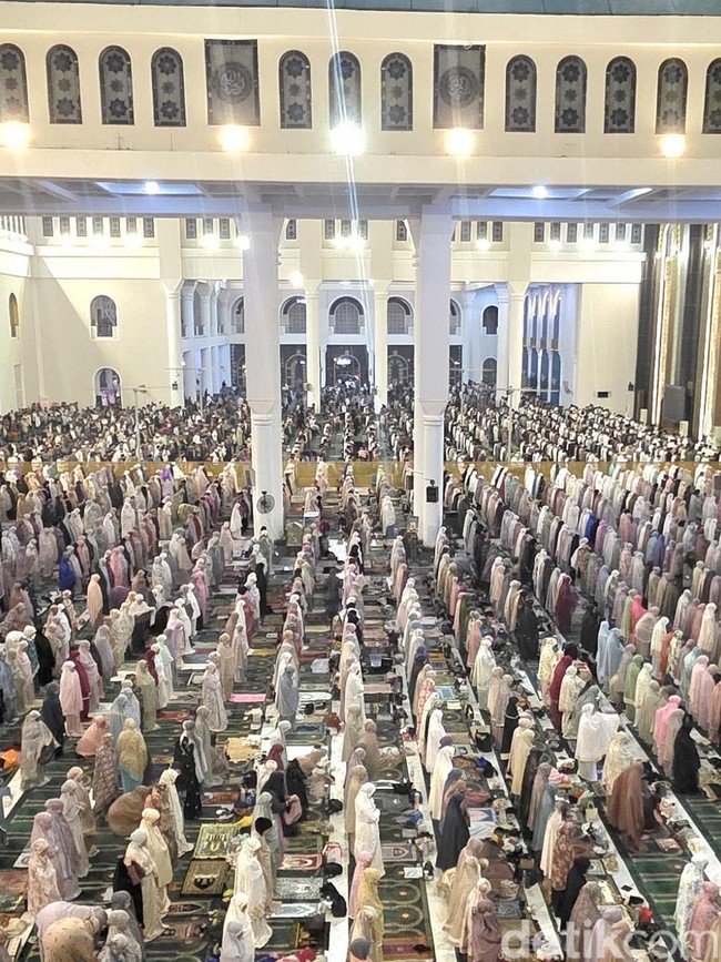 Puluhan Ribu Jemaah Ikuti Qiyamul Lail di Masjid Al Akbar Surabaya