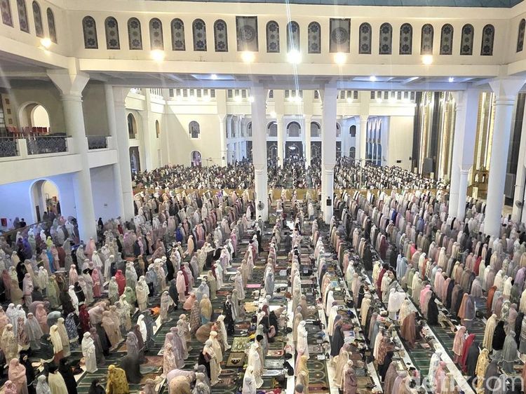 Puluhan Ribu Jemaah Ikuti Qiyamul Lail di Masjid Al Akbar Surabaya