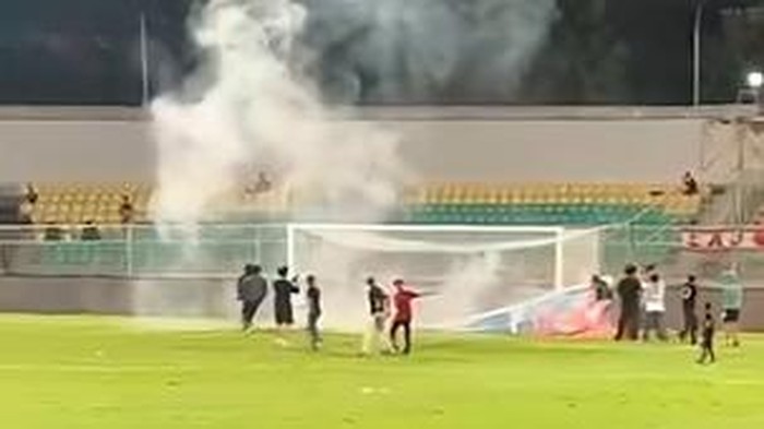 Suporter PSM Makassar melakukan pembakaran di dekat tiang gawang Stadion Gelora BJ Habibie.