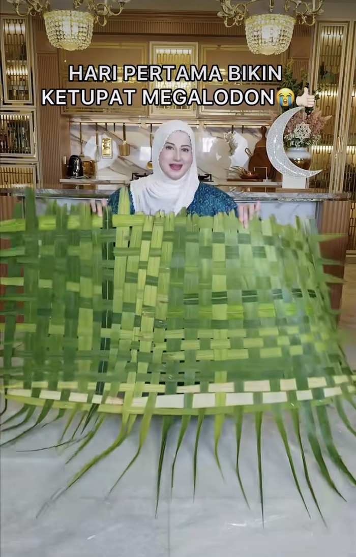 Tasyi Athasyia bikin ketupat megalodon