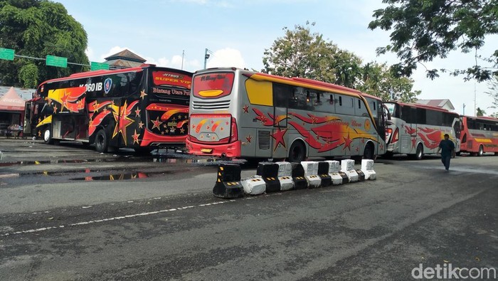 Deretan bus antarkota di terminal di Binjai, Jumat (13/3/2026).