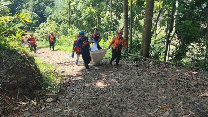 Tim SAR Gabungan mengevakuasi jasad korban bocah yang hilang misterius di Ciamis.