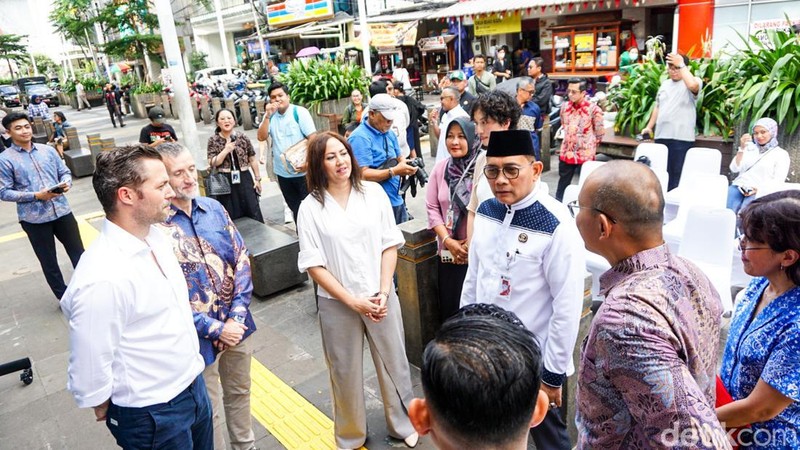 Fasilitas toilet umum berbasis teknologi atau smart toilet kini hadir di kawasan transit terpadu Dukuh Atas TOD. Inovasi ini dilengkapi dengan sensor hidrasi real-time yang memungkinkan pengguna memantau kondisi hidrasi tubuh melalui analisis urine secara langsung.