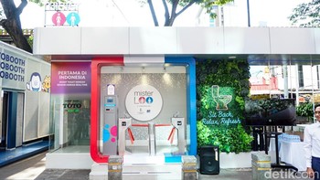 Inovasi ini dilengkapi dengan sensor hidrasi real-time yang memungkinkan pengguna memantau kondisi hidrasi tubuh melalui analisis urine secara langsung.