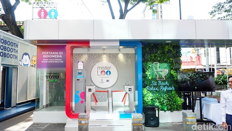 Fasilitas toilet umum berbasis teknologi atau smart toilet kini hadir di kawasan transit terpadu Dukuh Atas TOD. Inovasi ini dilengkapi dengan sensor hidrasi real-time yang memungkinkan pengguna memantau kondisi hidrasi tubuh melalui analisis urine secara langsung.