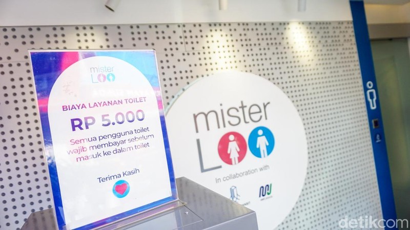 Fasilitas toilet umum berbasis teknologi atau smart toilet kini hadir di kawasan transit terpadu Dukuh Atas TOD. Inovasi ini dilengkapi dengan sensor hidrasi real-time yang memungkinkan pengguna memantau kondisi hidrasi tubuh melalui analisis urine secara langsung.