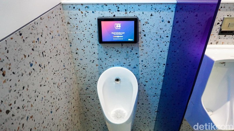 Fasilitas toilet umum berbasis teknologi atau smart toilet kini hadir di kawasan transit terpadu Dukuh Atas TOD. Inovasi ini dilengkapi dengan sensor hidrasi real-time yang memungkinkan pengguna memantau kondisi hidrasi tubuh melalui analisis urine secara langsung.