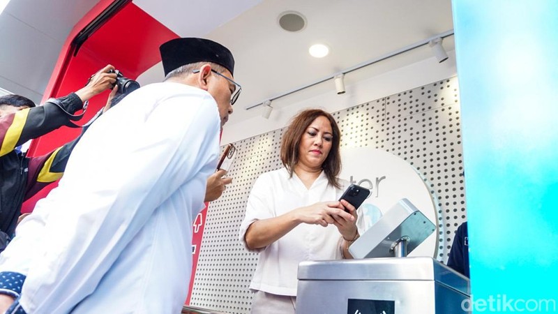 Fasilitas toilet umum berbasis teknologi atau smart toilet kini hadir di kawasan transit terpadu Dukuh Atas TOD. Inovasi ini dilengkapi dengan sensor hidrasi real-time yang memungkinkan pengguna memantau kondisi hidrasi tubuh melalui analisis urine secara langsung.