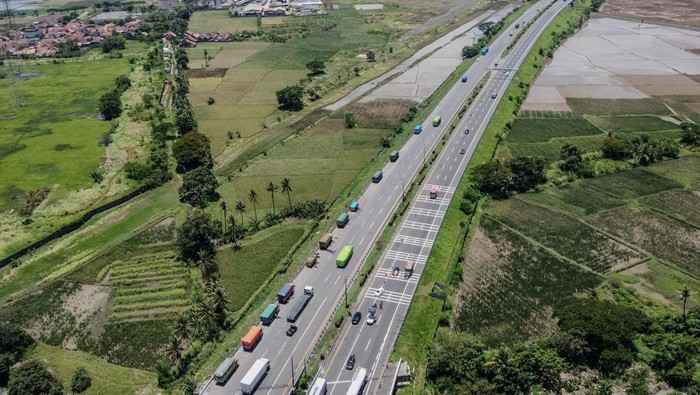 Foto udara antrean kendaraan saat pemberlakuan pengalihan arus truk di gerbang tol Cilegon Timur, Kota Cilegon, Banten, Jumat (13/3/2026). 