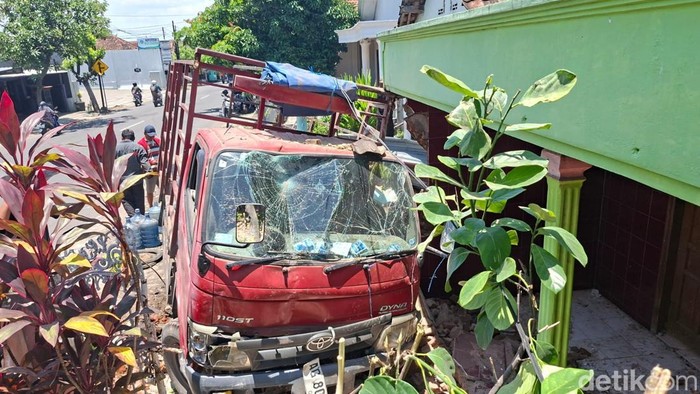 Truk yang menyeruduk tiga rumah di Nganjuk