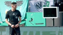 Fans Misterius Cabut Monitor VAR, Padahal Lagi Mau Penalti