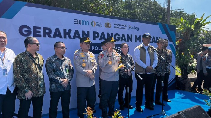 Wakapolri Komjen Dedi Prasetyo saat kegiatan Gerakan Pangan Murah (GPM) yang digelar Polri bekerja sama dengan Perum Bulog di kompleks Bulog Kanwil DKI Jakarta, Jumat (13/3/2026).