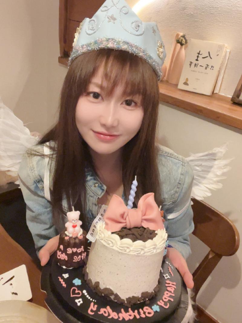 Wajah Aktris Cantik Ini Terbaka Gara-gara Tren Tiup Kue Ulang Tahun TikTok