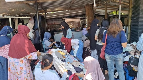 Warga berburu pakaian bekas impor untuk Idul Fitri di Pasar Karang Sukun, Mataram, Jumat (13/3/2026) siang. (Nathea Citra/detikBali)